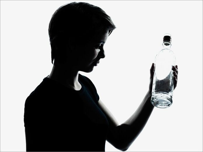 La dépendance mentale d'une femme à l'alcool est un signe de la deuxième étape de l'alcoolisme. 