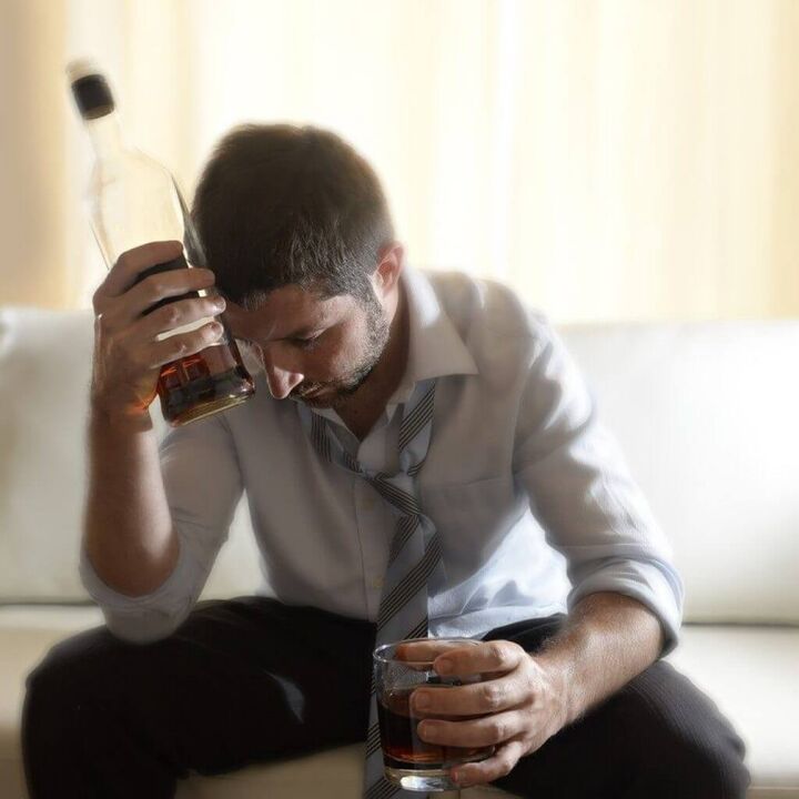 Un homme qui boit de l'alcool quotidiennement. 