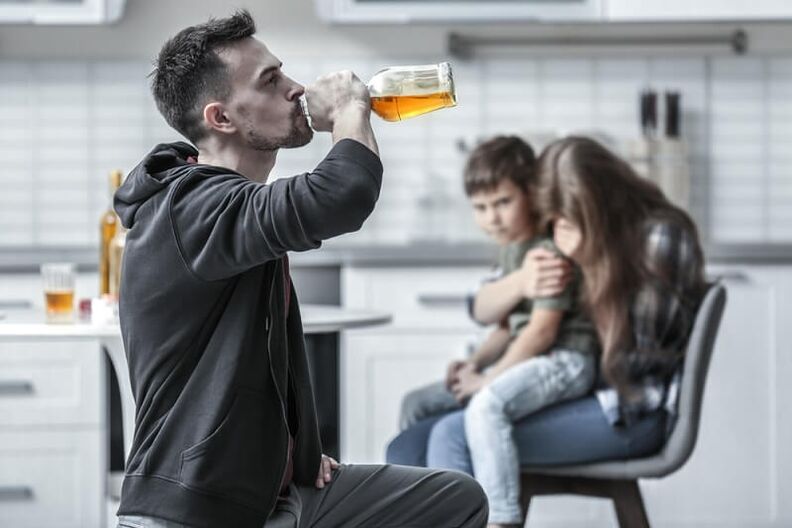 un homme boit de l'alcool comment l'aider à arrêter de fumer