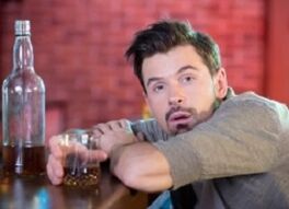 L'homme boit de l'alcool tous les deux jours.