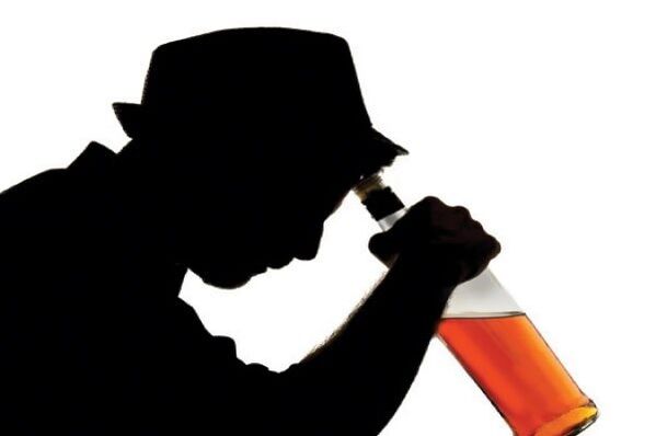 un homme boit de l'alcool comment arrêter de fumer