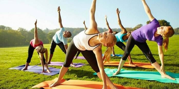 Le groupe est engagé dans la gymnastique en plein air. 