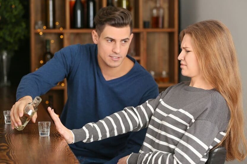 femme rejette l'alcool