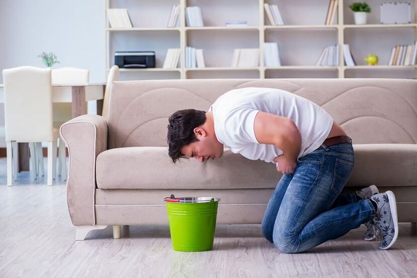 un homme a la nausée après avoir bu de l'alcool